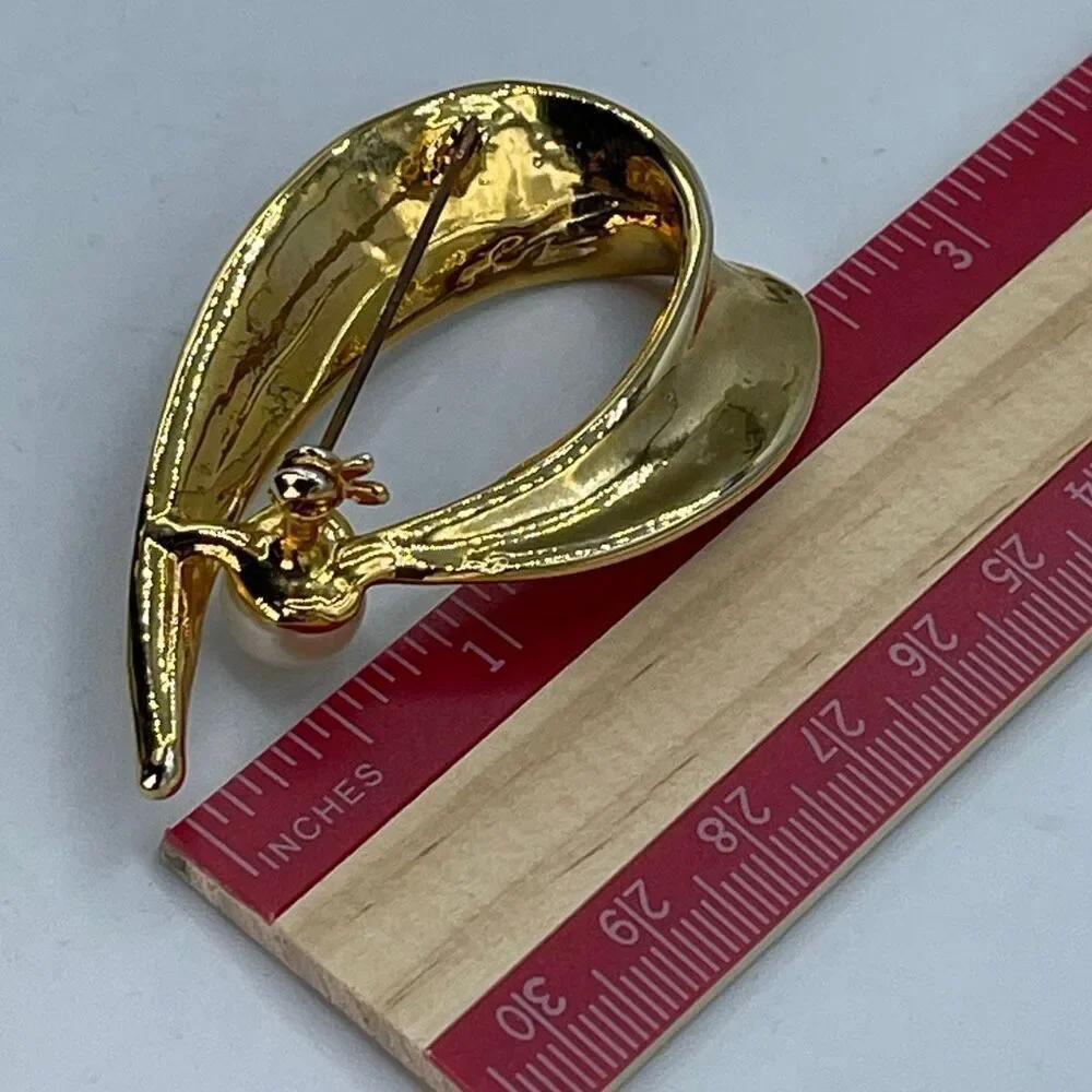 Vintage 10K plated white & yellow gold ribbon brooch faux pearl decor.